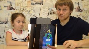 Игры на планшете Аленка играет в веселые игры на своем планшете