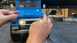 FMS 1/10 Toyota FJ40!! It’s the perfect scaled out trail rig!