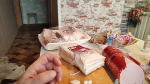 Пробую сало из магазина и колбасу не дорогую