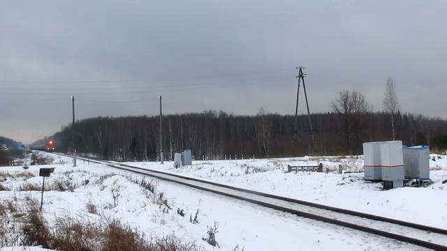 2ТЭ116УД-050 с грузовым поездом на станции Домовицы Северной железной дороги. смотреть онлайн