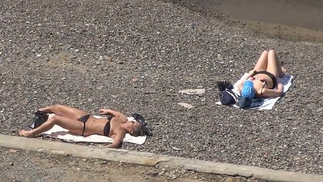 Две  женщины  на  пляже.  Two women on the beach.. смотреть онлайн