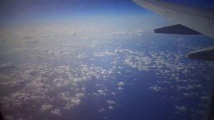 Полет одинадцать тысяч метров над землей. Очень красивый вид из самолета над облаками.
