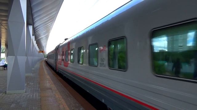 Электровоз ЭП2К-401 с фирменным поездом №1 "Москва - Волгоград"