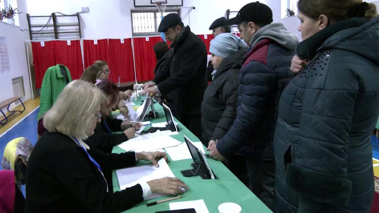 Граждане Азербайджана демонстрируют высокую активность на внеочередных президентских выборах