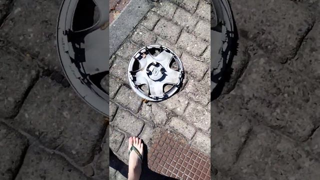 I found a Renault Twingo hubcap 14"