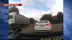 Человек попал под колеса грузовика