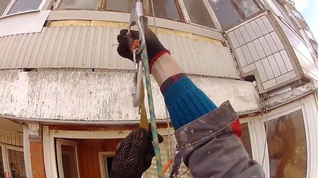 Установка кондиционера промышленным альпинистом.
