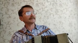 "Узенький проулочек" под гармонь.