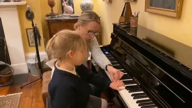Первые уроки фортепиано для самых маленьких детей