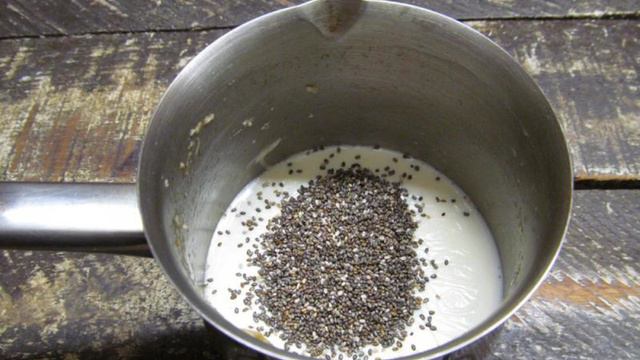 Взбитая овсяная каша с замороженными ягодами и семечками
