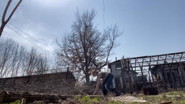 Уборка территории/разговор с лягушкой / вскапываю огород смотреть онлайн