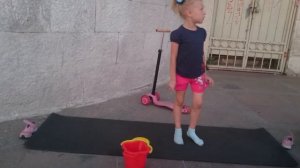 Маленькая девочка зарабатывает на набережной Севастополя! 2019 год