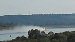 Пожарный самолет заправляется водой