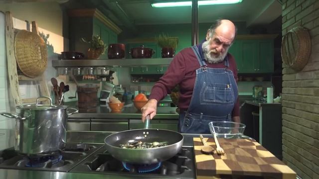 SPAGHETTI CON LE VONGOLE - Le ricette di Giorgione смотреть онлайн