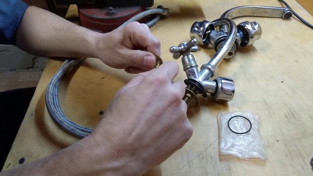 Какое крепление смесителя к мойке, раковине лучше? Какое хуже? Шпилька или гайка?