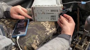 Подключаем разъём под AUX на штатном магнитофоне
