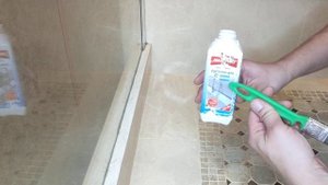 Как убрать черный силикон в ванной