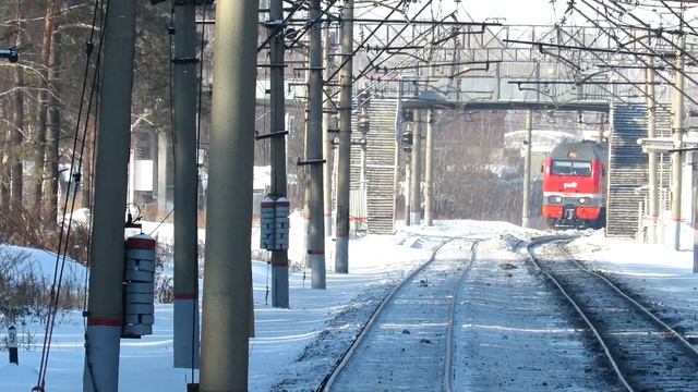 Пассажирские поезда в зимний солнечный день смотреть онлайн