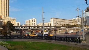 Белоснежная электричка ЭП2Д у Ленинградского вокзала Москвы