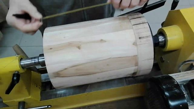 Большая ваза из, склеенных между собой, брусков яблони. смотреть онлайн