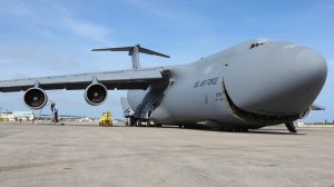 C-5 Galaxy ВВС США поставляет два вертолета UH-1Y Venom