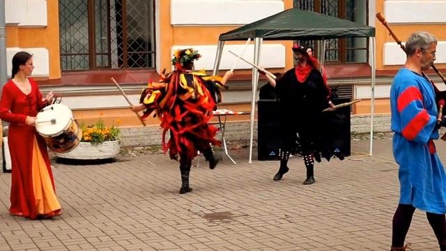 Средневековая музыка и танцы Средневековья в Петергофе .