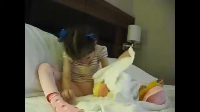 Аня играет в куклы смотреть онлайн