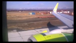 ✈️ Стюардесса в самолёте инструктирует перед взлётом с Аэропорта Южно-Сахалинска / Airbus A320neo S