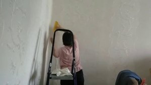 Как подклеить испорченные или не достающие листы обоев.