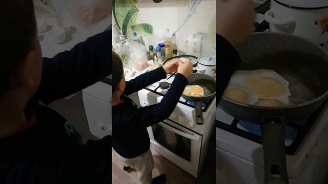 #готовимсами#маминпомощник#яичница#кухня
