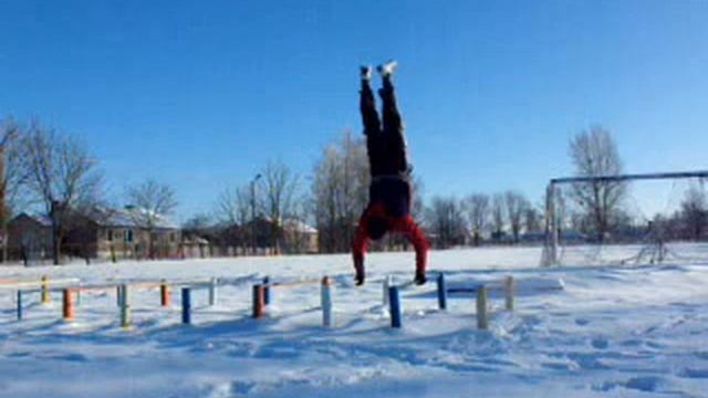 стойка на низких брусьях.wmv смотреть онлайн