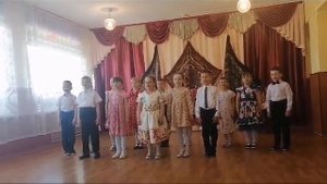 Исполнение песни "Над Россией солнце светит"