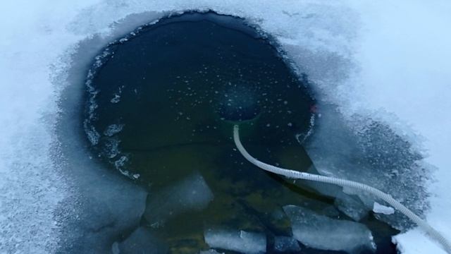 Работа зимней проруби или зимней лунки