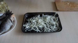 Рыба на луковой подушке под сметаной, запеченная в духовке