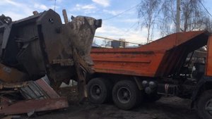 Погрузка мусора экскаватором погрузчиком с челюстным захватом