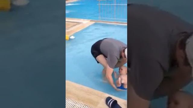 малыш купается смотреть онлайн