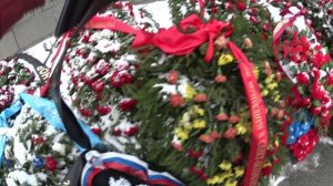 Цветы Пискарёвского мемориала