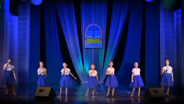 Вокальная группа "Одноклассницы" исполняет песню "Мы вмести"