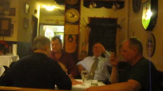 МИЛЛИОН АЛЫХ РОЗ В ВЕНСКОМ РЕСТОРАНЕ смотреть онлайн