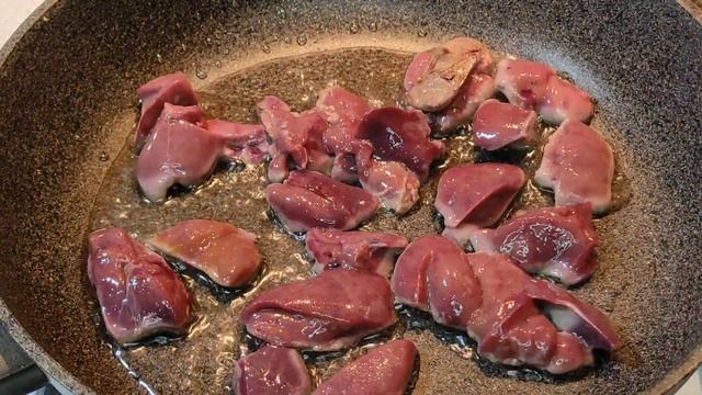 Витаминный салат из листьев салата и куриной печени. Это всегда вкусно и полезно смотреть онлайн