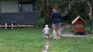 Тишково. Роза в розовом с мамой гуляют на полянке