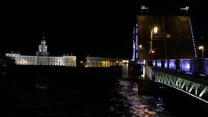 Проход судна под дворцовым мостом в Санкт-Петербурге 2022