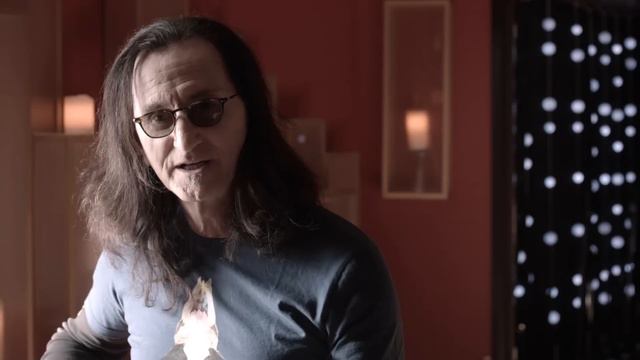 Geddy Lee Explains His Right-Hand Picking Technique | Fender смотреть онлайн