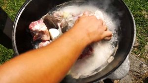 ХОРХОГ/ МЯСО БАРАНА НА РАСКАЛЕННЫХ КАМНЯХ В КАЗАНЕ НА КОСТРЕ
