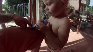 ALISA играет с собакой в доктора, лечим Игоря детским набором ALISA playing with the dog in the doc