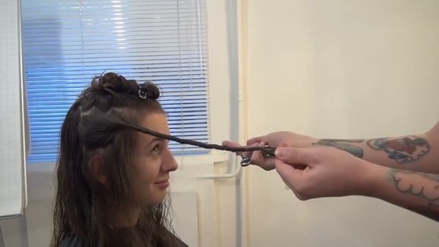 СТРИЖКА НА ДЛИННЫЕ ВЬЮЩИЕСЯ ВОЛОСЫ. смотреть онлайн