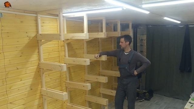 Стеллаж для древесины в мастерской
