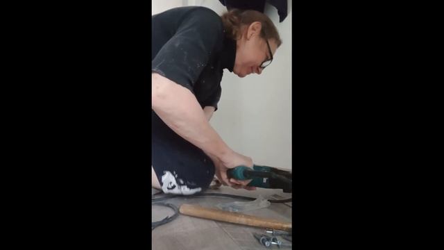 Прикручиваю плинтуса в коридоре смотреть онлайн