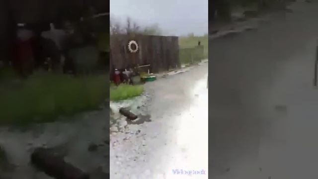 В Липецкой области, сильный град прошел, все побил. смотреть онлайн