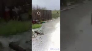 В Липецкой области, сильный град прошел, все побил.